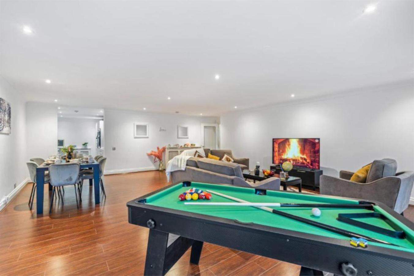 Apartment Old Spacious 2 Bedroom Flat With Pool Table Opposite Park 7 *