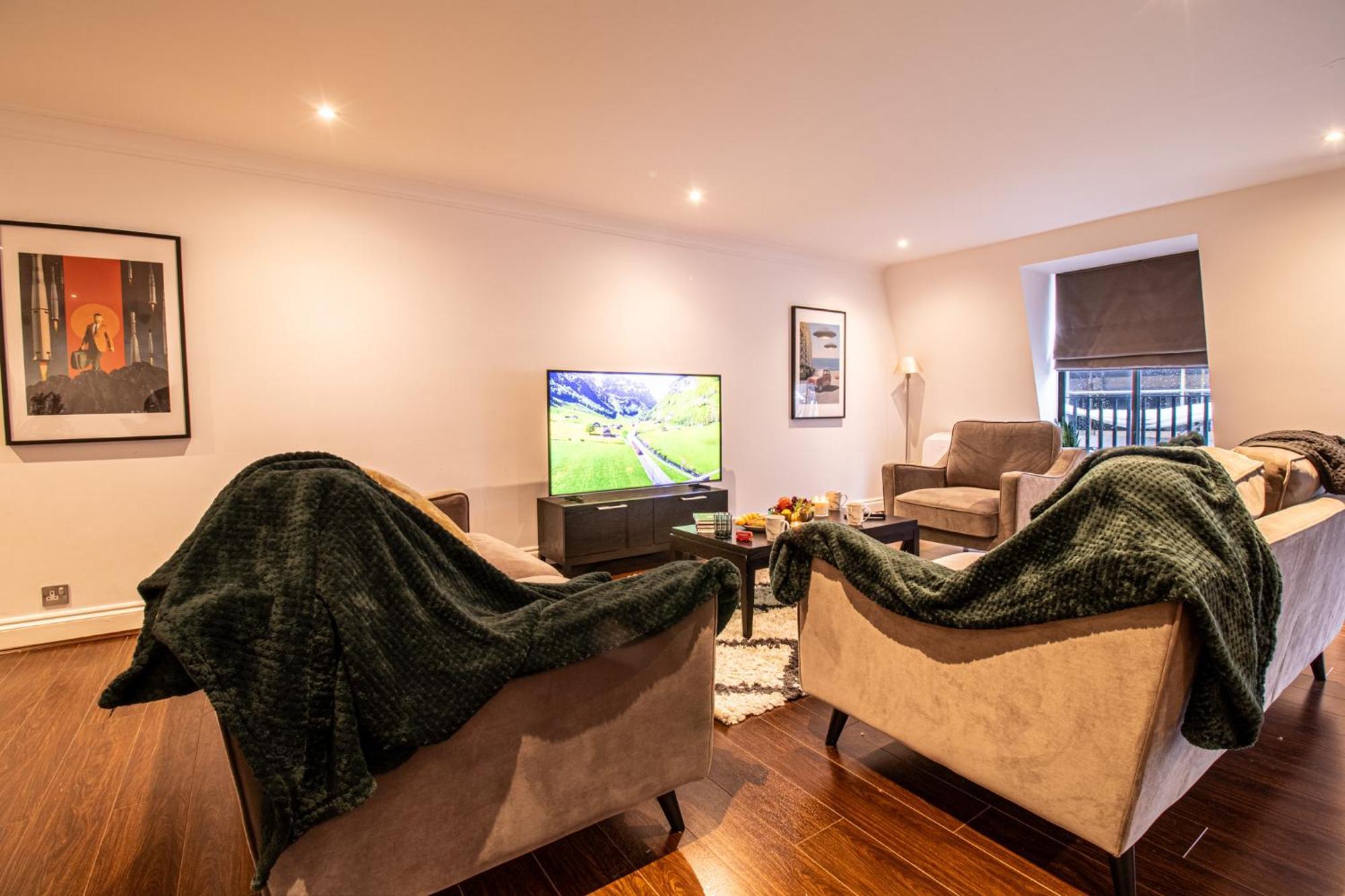 Old Spacious 2 Bedroom Flat With Pool Table Opposite Park 7 Apartment