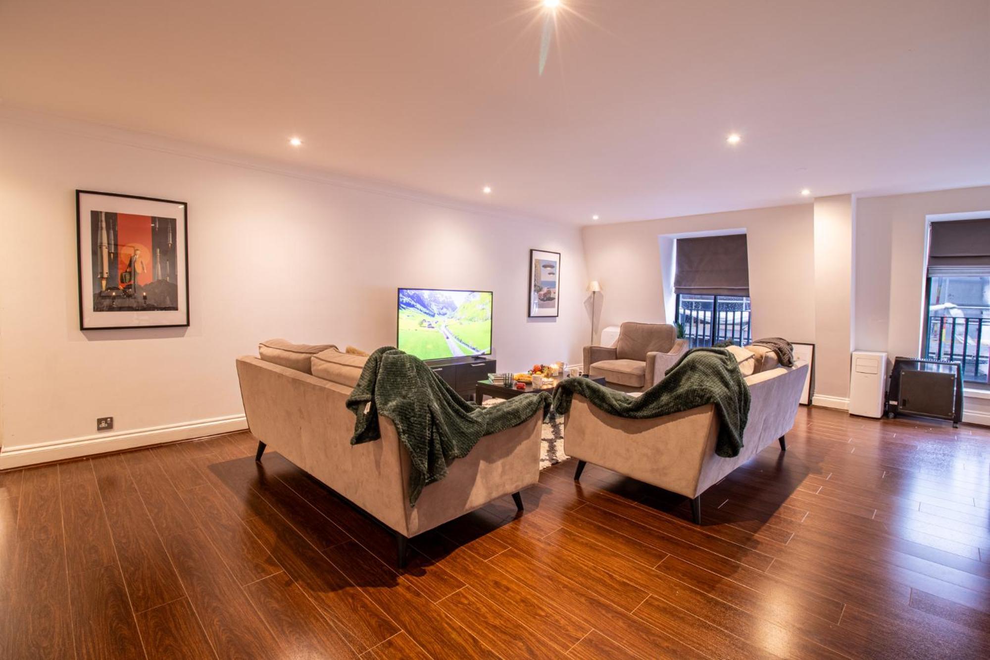 Apartment Old Spacious 2 Bedroom Flat With Pool Table Opposite Park 7 London