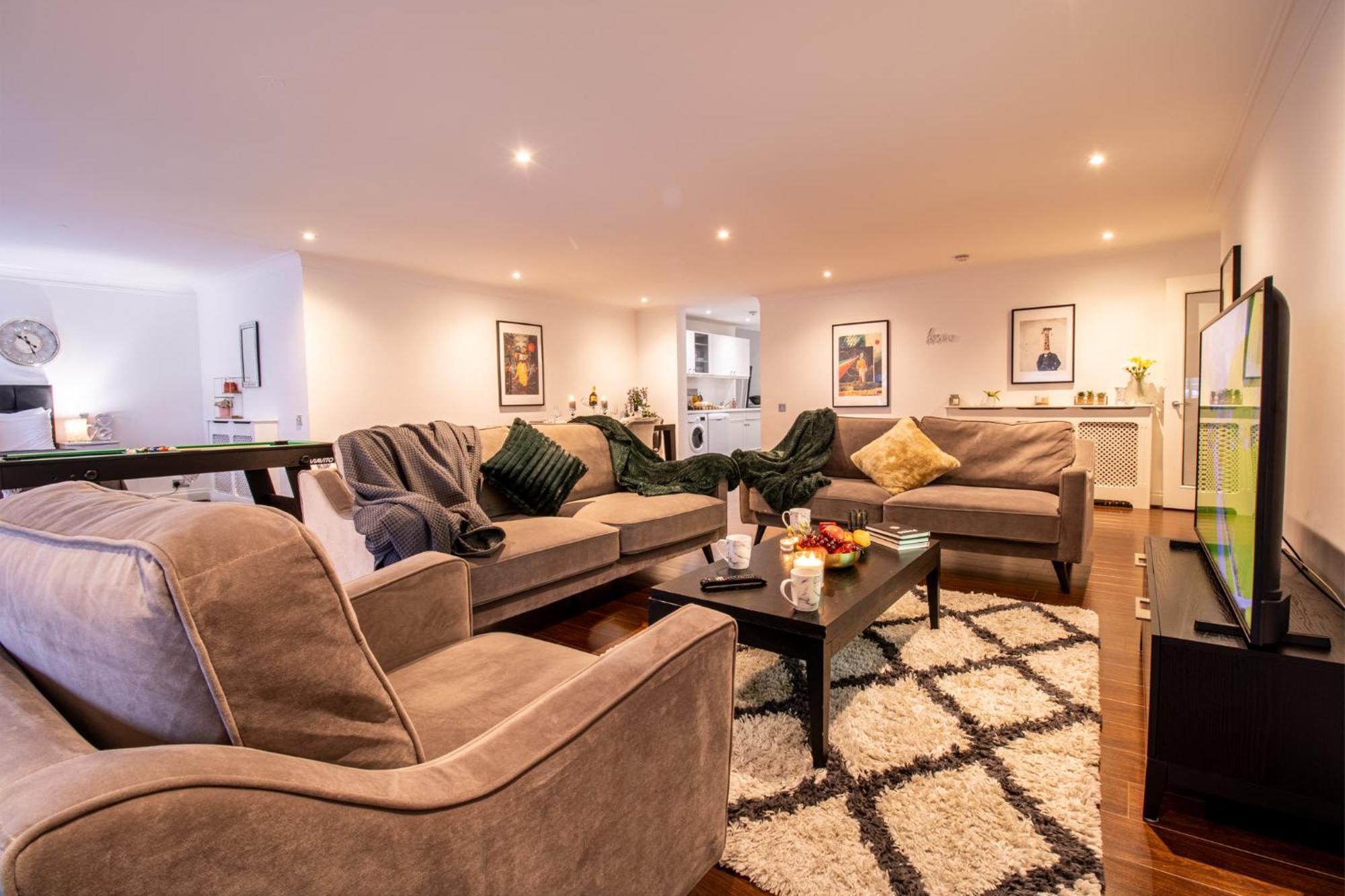 Old Spacious 2 Bedroom Flat With Pool Table Opposite Park 7