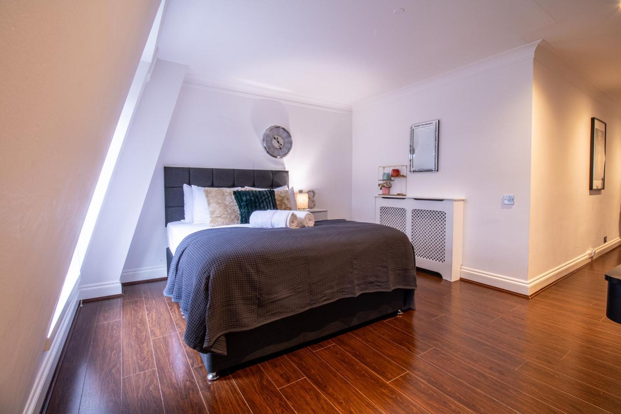 Old Spacious 2 Bedroom Flat With Pool Table Opposite Park 7 * London