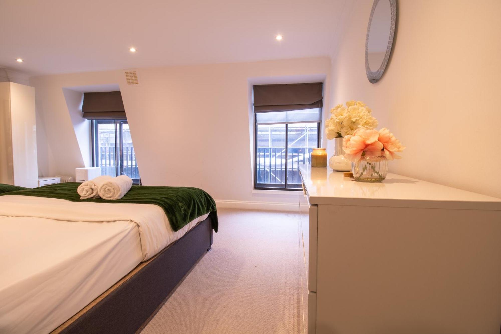 Old Spacious 2 Bedroom Flat With Pool Table Opposite Park 7