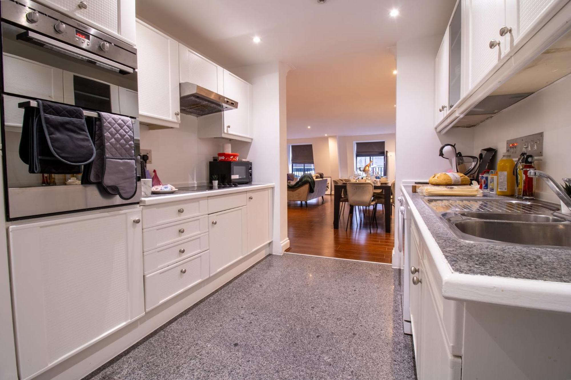 Apartment Old Spacious 2 Bedroom Flat With Pool Table Opposite Park 7