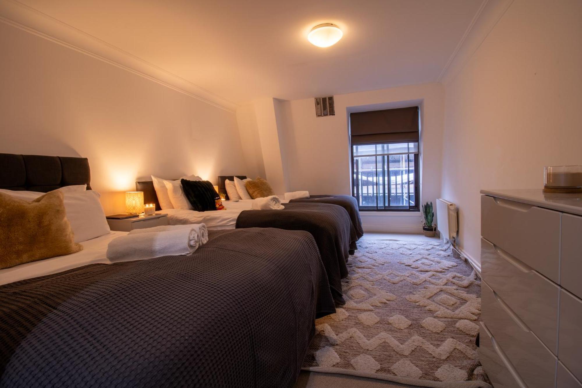 Old Spacious 2 Bedroom Flat With Pool Table Opposite Park 7 Apartment *