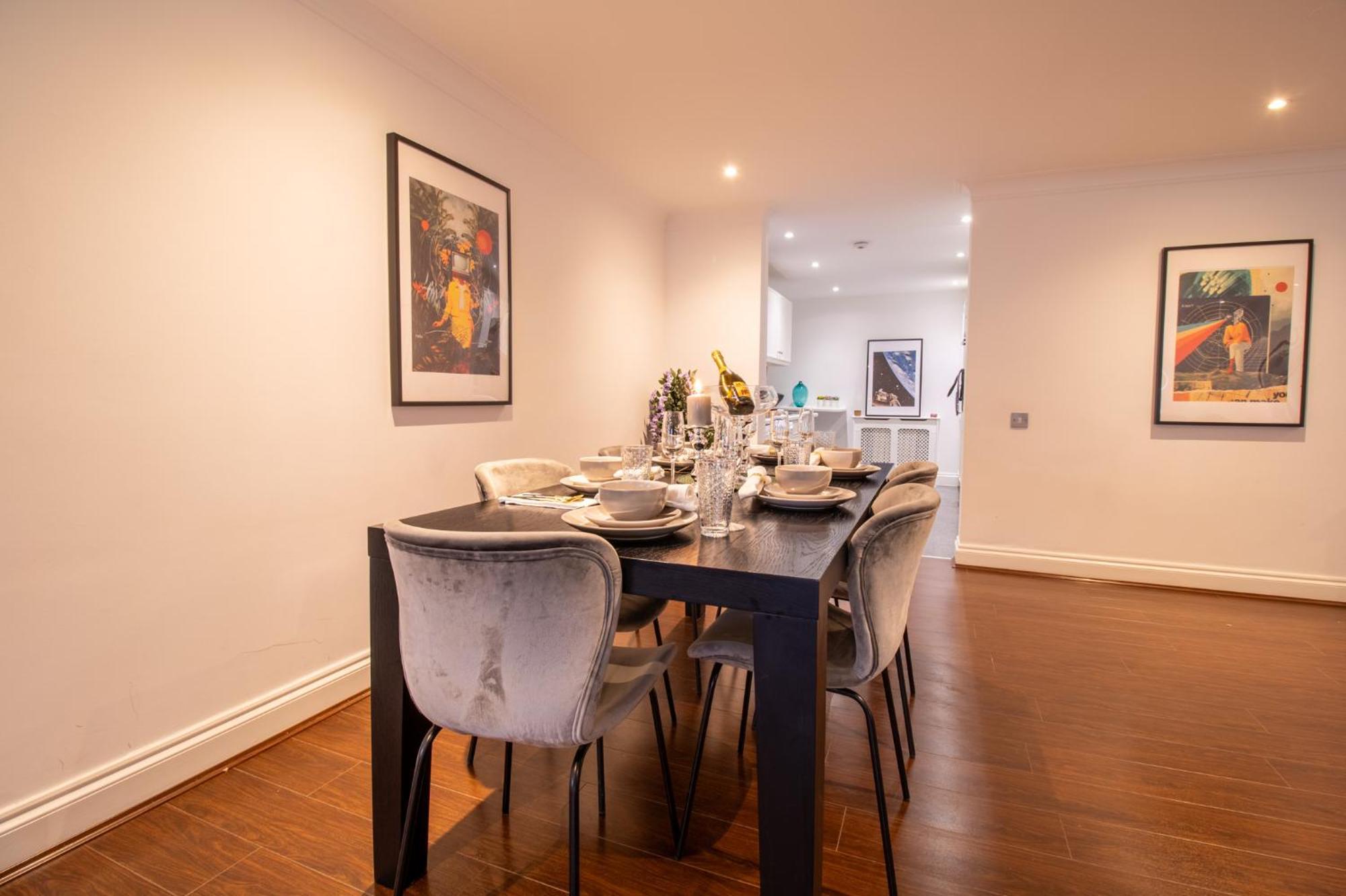 Old Spacious 2 Bedroom Flat With Pool Table Opposite Park 7 Apartment