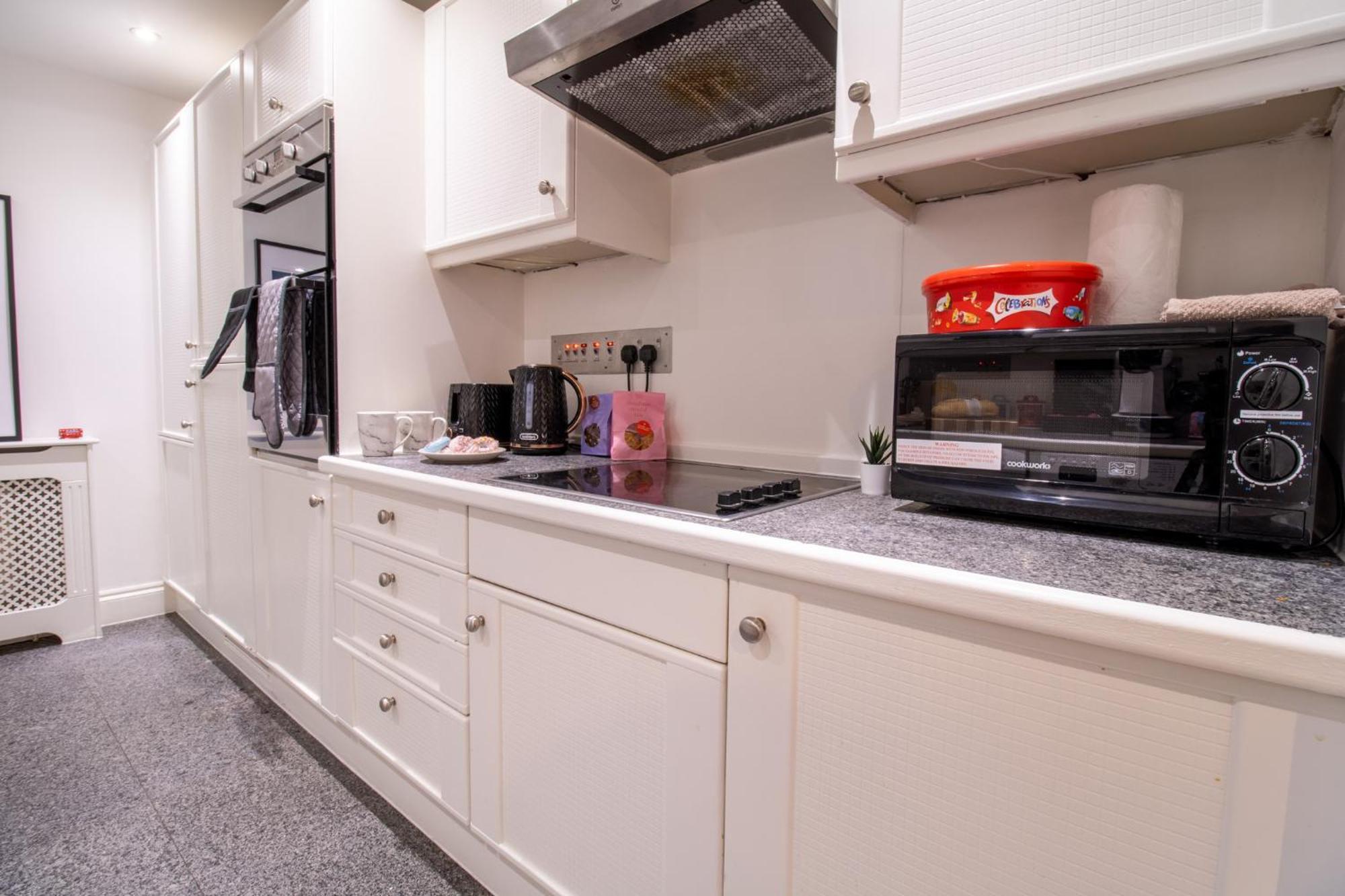 Old Spacious 2 Bedroom Flat With Pool Table Opposite Park 7 *