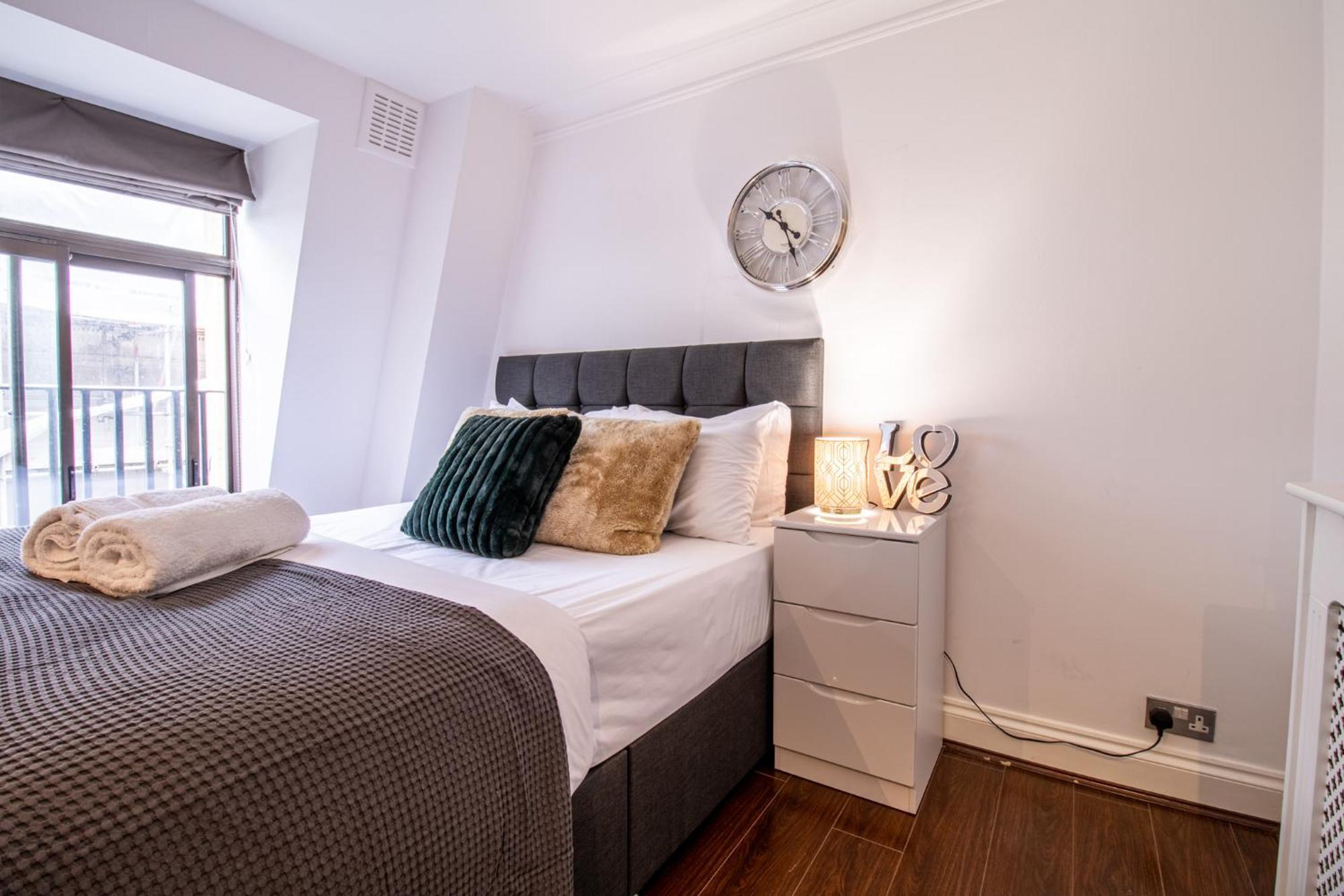 Old Spacious 2 Bedroom Flat With Pool Table Opposite Park 7 *