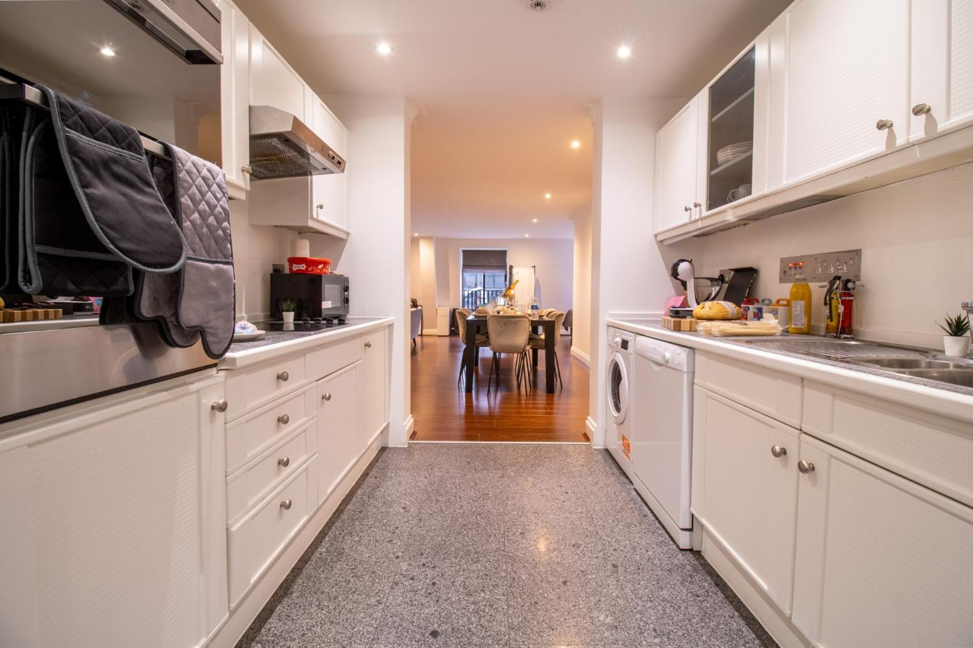 Old Spacious 2 Bedroom Flat With Pool Table Opposite Park 7 *