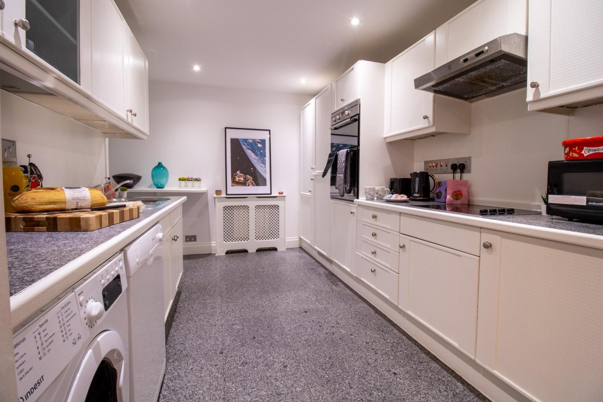 Old Spacious 2 Bedroom Flat With Pool Table Opposite Park 7 London